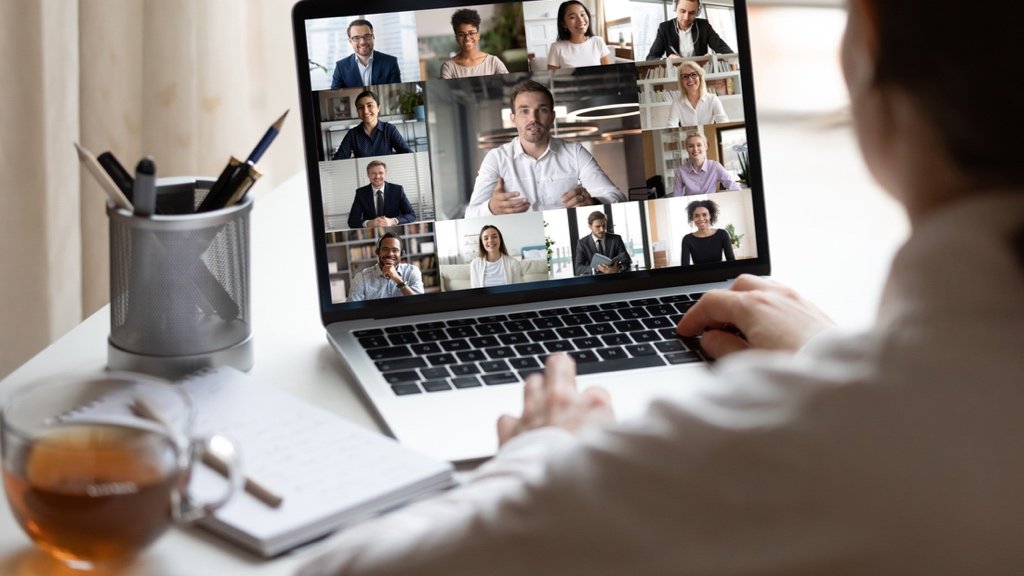 Descubre el legado del trabajo híbrido post-confinamiento en nuestro blog. Transición del trabajo por crisis a comodidad tras el confinamiento.