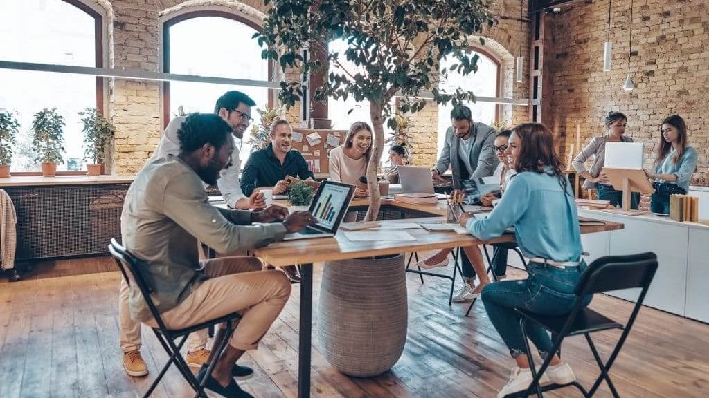 Descubre cómo el trabajo híbrido cambió nuestro futuro y oportunidades perdidas El impacto del trabajo casual en la era del confinamiento