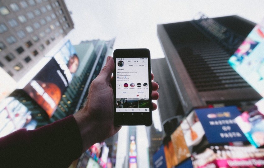 Emprendedor aprovechando el marketing en redes sociales para mejorar la visibilidad del negocio. Estrategia de contenido dinámico impulsando el conocimiento de la marca y la participación del público objetivo.