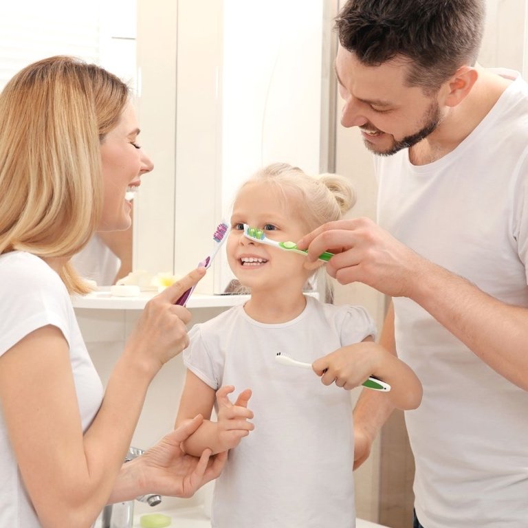 Asegurando la Salud Natural para su Familia Una madre cariñosa sonriendo con sus hijos, mostrando salud natural