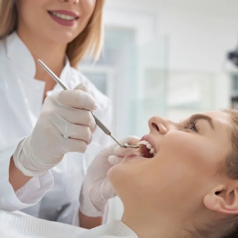 Adoptando el Cuidado Dental Basado en la Ciencia Una mujer reflexiva revisando materiales de investigación sobre el cuidado dental